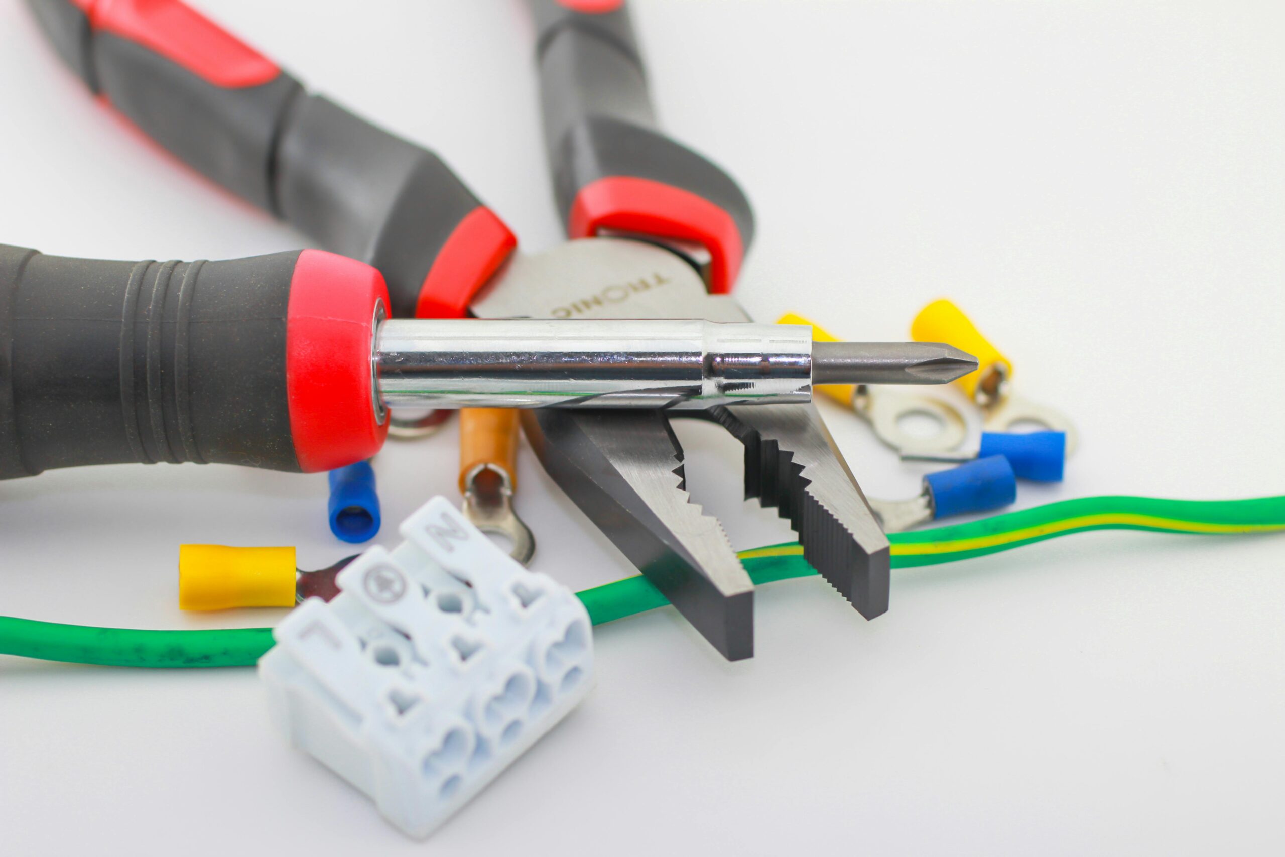 Narzędzia i przewód elektryczny - zdjęcie dekoracyjne