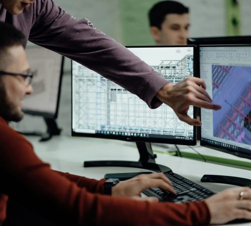 mężczyzna siedzi przy komputerze i pracuje