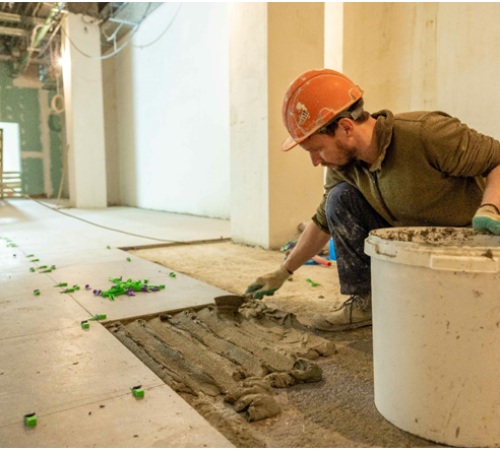 Hydroizolacja i niskoemisyjne technologie w budownictwie: kluczowe aspekty ochrony budynków i środowiska