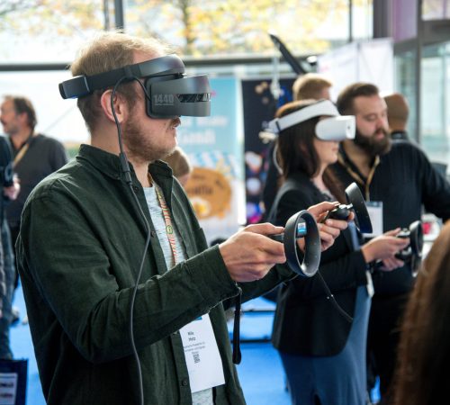 mężczyzna korzystający z okularów wirtualnej rzeczywistości